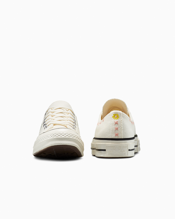Chuck 70 Embroidered Flowers Low Top